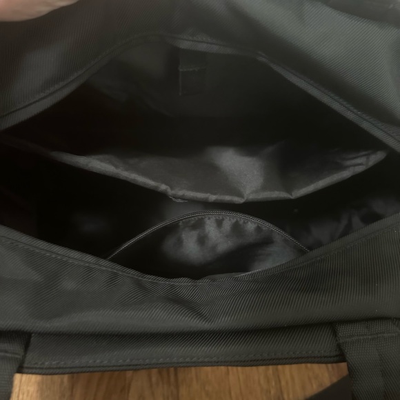 lululemon City Essentials Bag, Black. - Picture 8 of 10